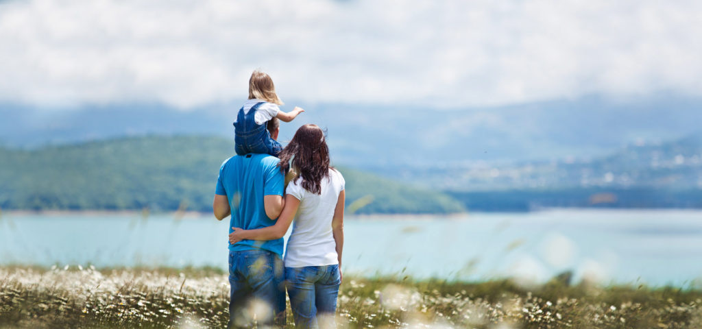 משפחה ליד אגם